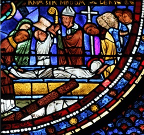 Marie-Madeleine est déposée dans un sarcophage.
