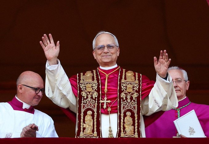 Le pape Léon XIV  à la loggia le jour de l'élection en 2025
